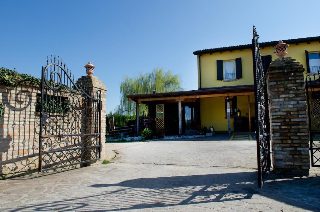 Osteria E Locanda Del Viaggiatore Russi Exterior photo