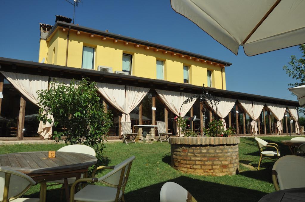 Osteria E Locanda Del Viaggiatore Russi Exterior photo